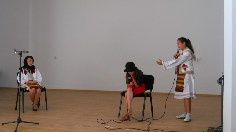 Fotografia surprinde o secventa din sceneta "Ioana si cucoana" realizata de elevii clasei a VII-a de la Scoala Vladesti.