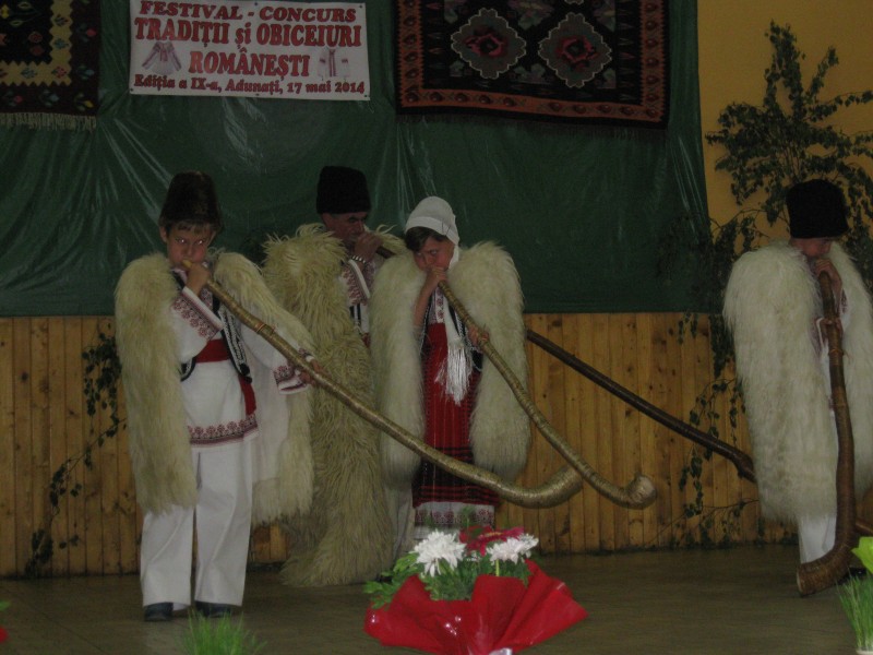 Festivalul ,,Tradiţii şi obiceiuri populare româneşti"