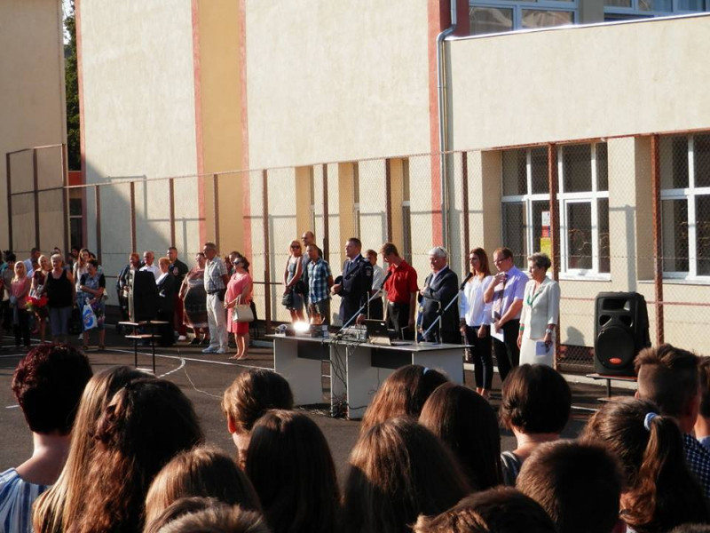 Peste 1000 de elevi ai Școlii Gimnaziale NR.16 Oradea, alături de părinți și frați au participat la festivitatea de deschidere a noului an școlar.