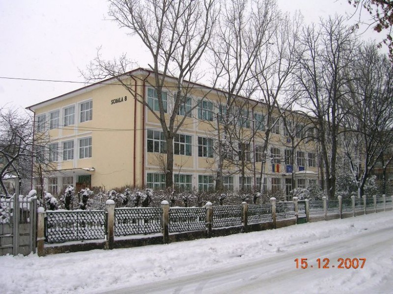 Imaginea scolii  in timpul iernii 