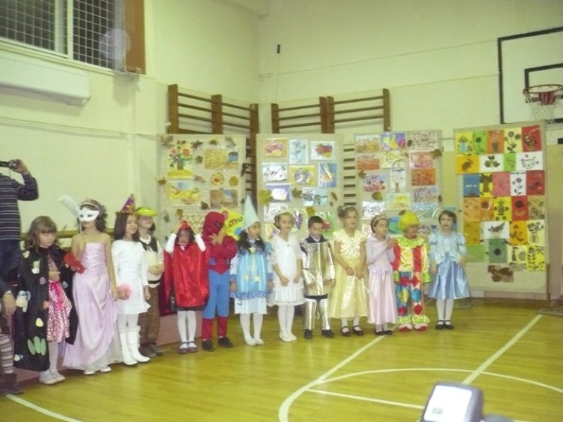 Elevii din clasele I-IV de la Scoala ''Nicolae Iorga'' Bacau au participat la o activitate de traditie a scolii .