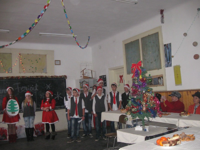 A sosit Moş Crăciun -Program susţinut de elevii clsaVII-a