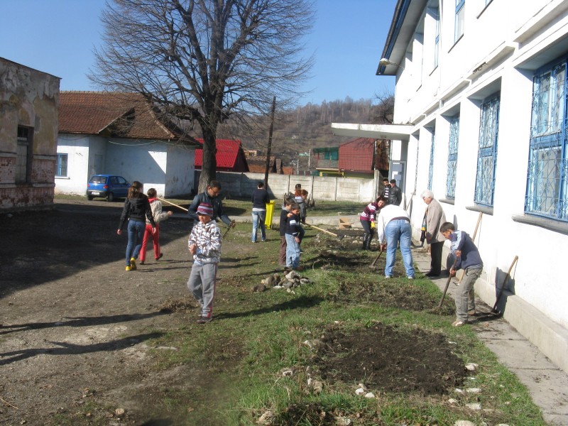 Cu ajutorul primăriei municipiului Petroșani am făcut câteva ronduri pentru flori, atât copiii, cât și profesorii.