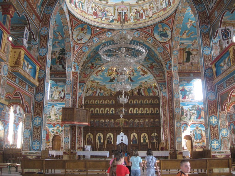 biserica ortodoxa din localitatea Turţ, care are lungimea de 50 m şi lăţimea de 30 m.