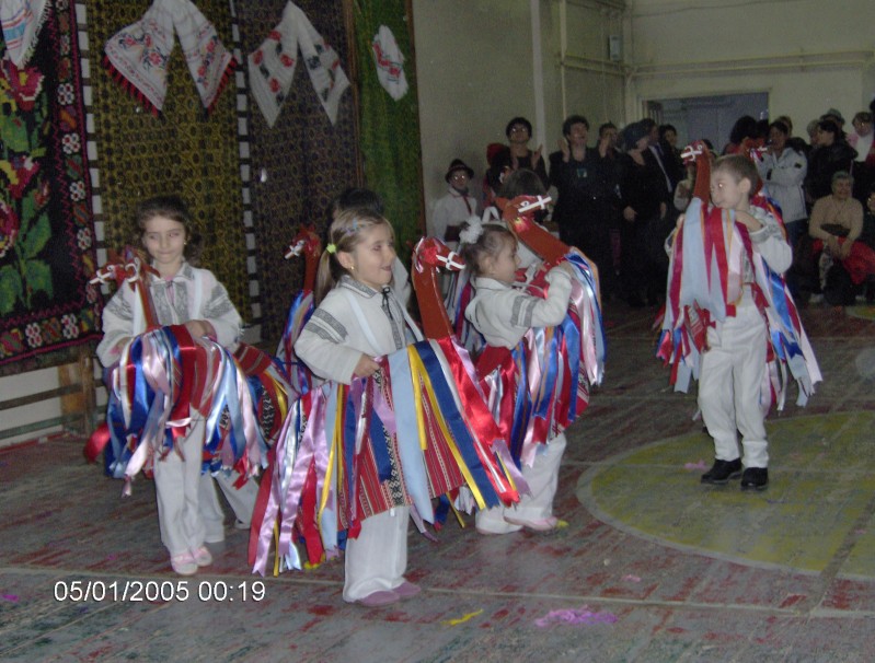 Unitatea noastră a organizat un Simpozion Național la care au participat mai multe grădinițe și școli din Bacău și alte județe.
Dansul Călușeilor