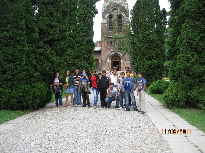 Foto reprezintă excursie la Mănăstirea Curtea de Argeş realizată de elevii de la Şcoala Nămăeşti