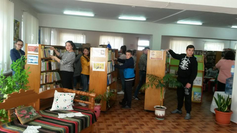 Elevii au mers la biblioteca municipală „Dimitrie Cantemir” din Ungheni pentru a repara cărțile deteriorate, a face curățenie și alte activități de voluntariat.