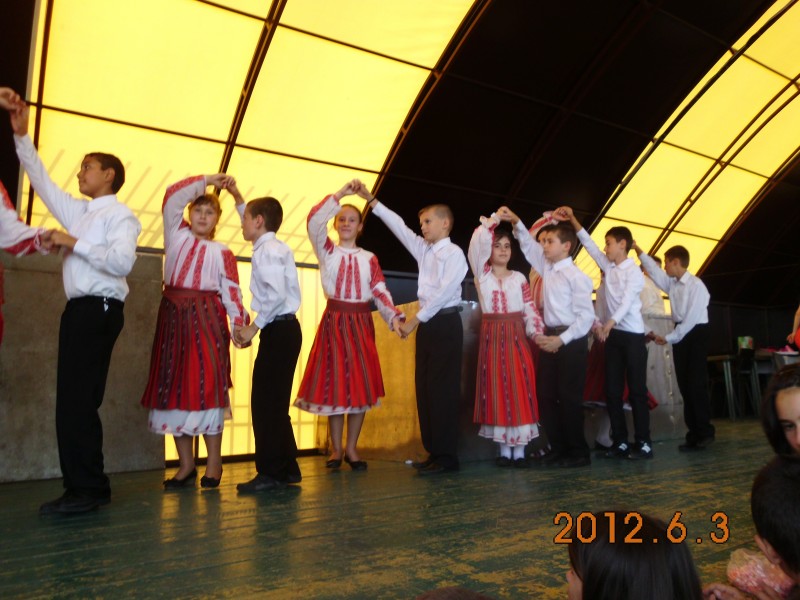Dansul popular este o altă modalitate de păstrare și transmitere a tradițiilor. 