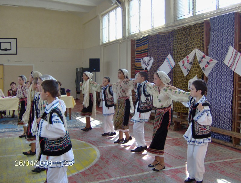 Unitatea noastră a organizat un Simpozion Național la care au participat mai multe grădinițe și școli din Bacău și alte județe.
Dansuri populare executate de elevii școlii din Sascut, Bacău