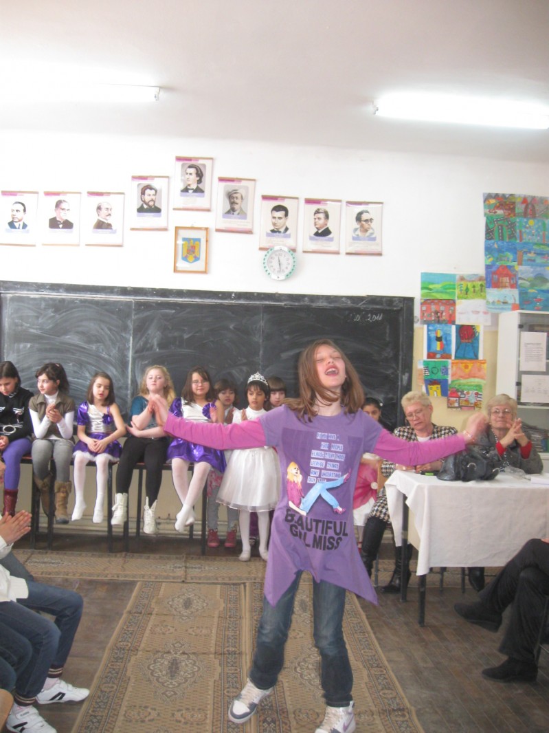 Consiliul elevilor de la Scoala cu cls. I-VIII SLOBOZIA a organizat activitatea ,, Miss Primavara 2011" . Concursul a fost foarte strans atat la cei mici cat si la cei mari .Juriul format si din cadre didactice dar si din elevi au desmnat castigatorii : 