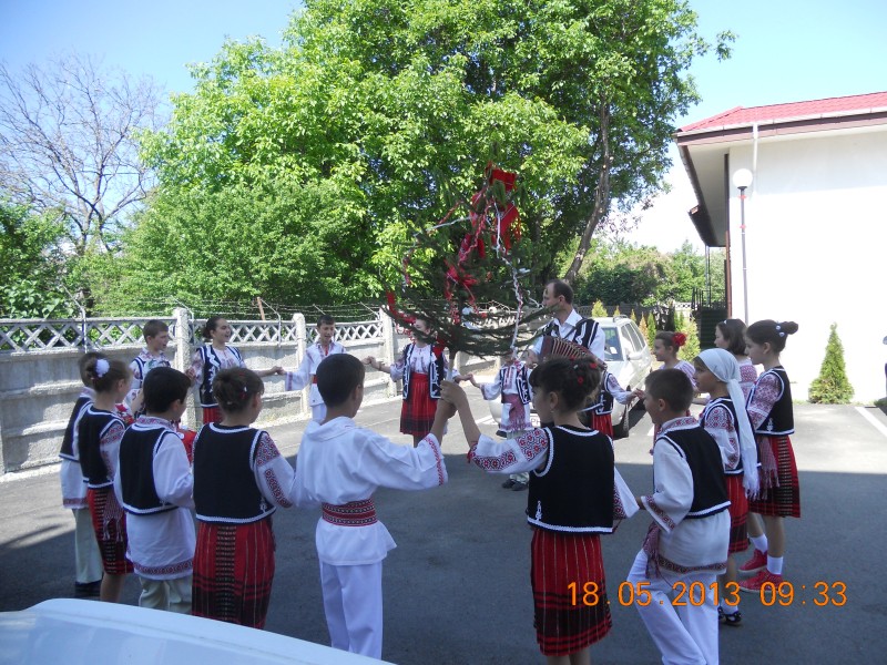 ,,Tradiţii şi obiceiuri populare româneşti"