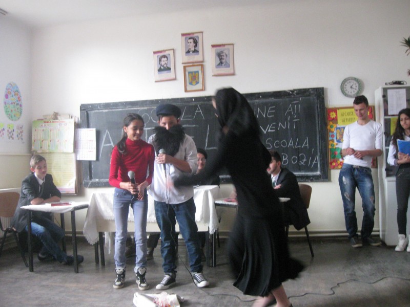 Elevii cls. V-VIII Sc. Slobozia au avut o intalnire pe scena cu elevii Sc. Gim. Toporu.