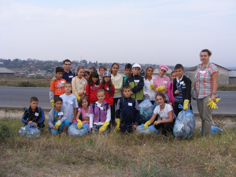 Actiuni de ecologizare ale elevilor din clasele a V - a in perimetrul orasului Medgidia