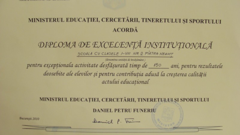 Şc. cu cl. I-VIII Nr.2 Piatra - Neamţ a primit din partea M.E.C.T.S. Diplomă de excelenţă instituţională precum şi trofeu.
