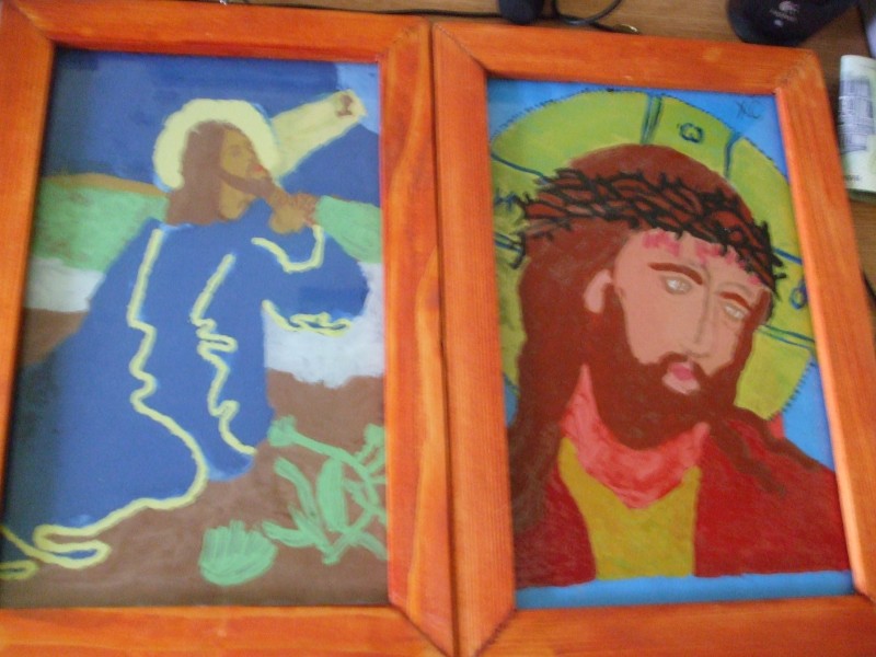 Elevii au realizat picturi pe sticlă cu tema Patimile Domnului