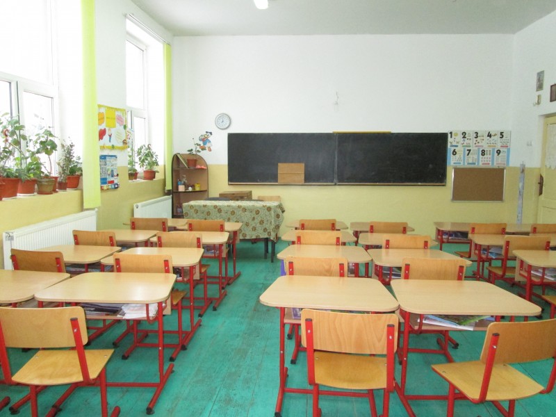 Imagini din clasa unde invata elevii clasei pregatitoare.