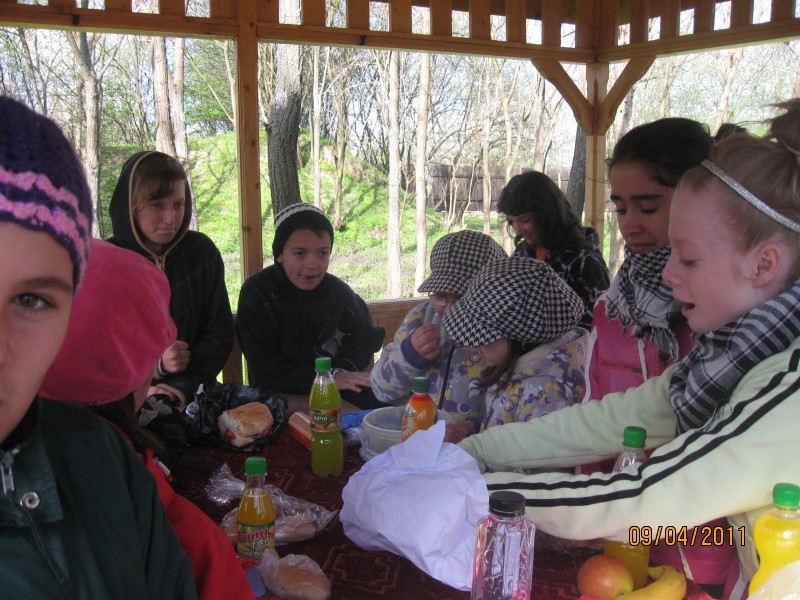 După ce au asistat la slujbă elevii au participat la un picnik în pădurea de lângă Mănăstire