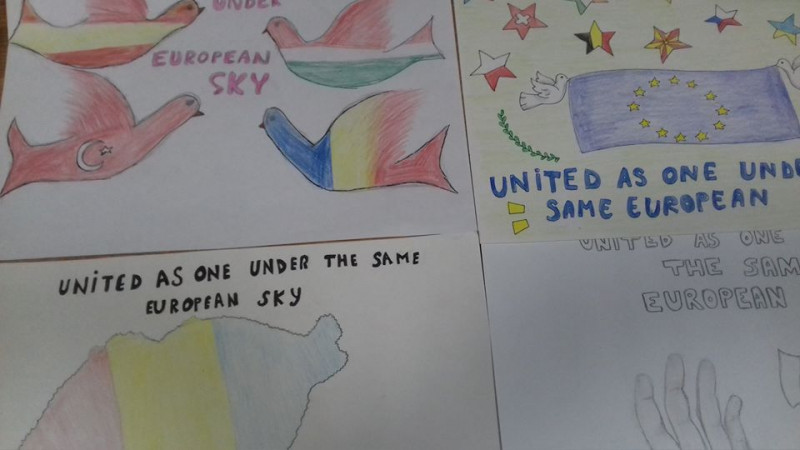 Postere cu titlul "United as one under the European sky".