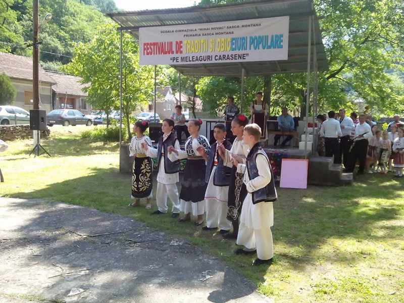 Şi în  anul şcolar 2015-2016 şcoala noastră a fost gazda festivalului de tradiţii şi obiceiuri locale "Pe meleaguri cărăşene".