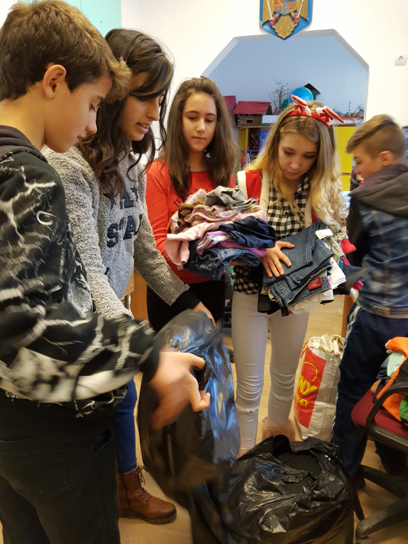 In cadrul parteneriatului educational dintre Scoala Cuza Voda si Crucea Rosie Calarasi, elevii au donat imbracaminte si jucarii pentru familiile cu situatie materiala precara.