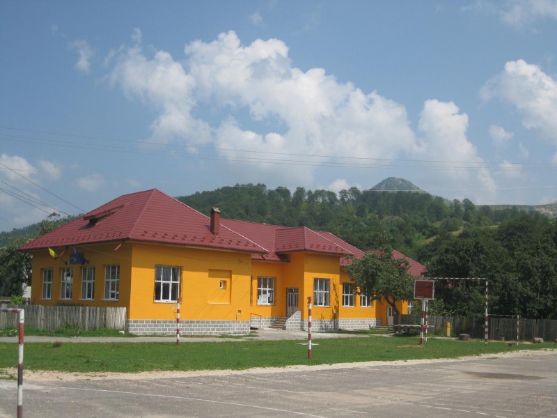 Foto arată clădirea Şcolii Nămăeşti