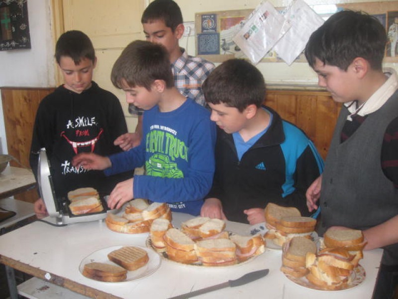 Un grup de băieţi din clasă au pregătit sandvişuri .