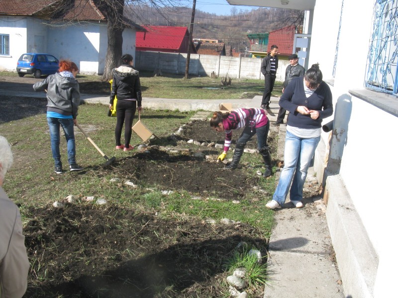 Cu ajutorul primăriei municipiului Petroșani am făcut câteva ronduri pentru flori, atât copiii, cât și profesorii.