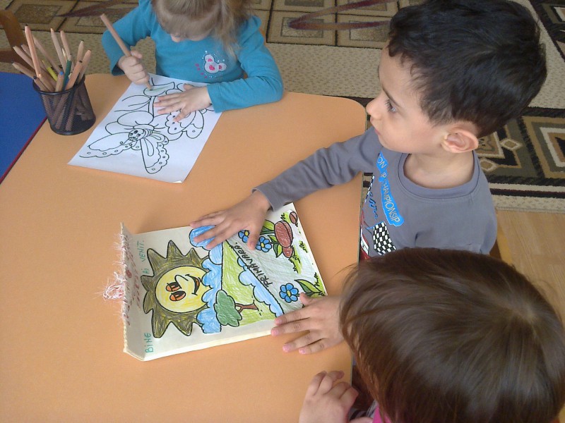 Sunt imagini colorate de copii, decupate si lipite intr-un album, realizat in cadrul ALA (arta, biblioteca). 
