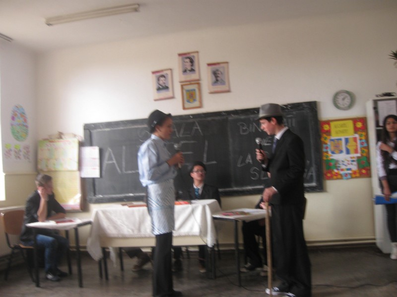 Elevii cls. V-VIII Sc. Slobozia au avut o intalnire pe scena cu elevii Sc. Gim. Toporu.