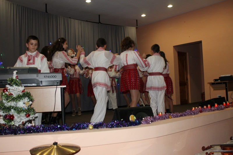 Formația de dansuri populare a Școlii Gimnaziale Vișinești
