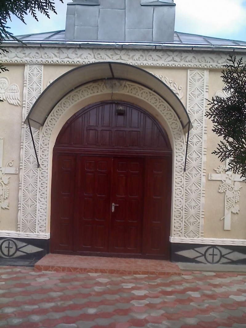 Imagine cu intrarea bisericii.