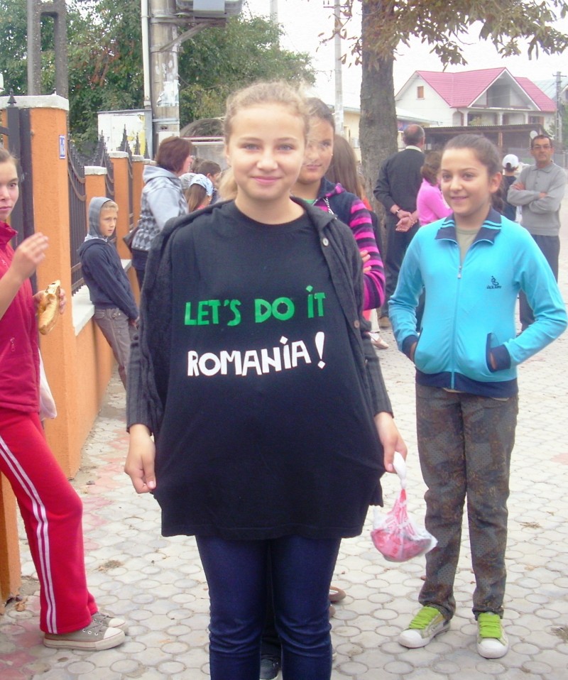 Let's do it, Romania! - copiii  din  Tamaseni au  participat  la  acest  proiect  de  voluntariat,  demonstrand  inca o  data,  ca  au  simt civic prin realizarea unor acţiuni menite să  infrumuseteze  satul  Tamaseni.