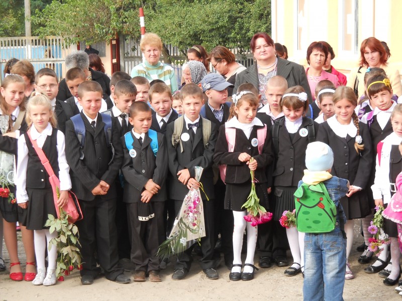 Festivitatea de deschidere a anului scolar 2010-2011 la care, au participat: reprezentatul politiei locale,reprezentantul consiliului local si preotul satului.