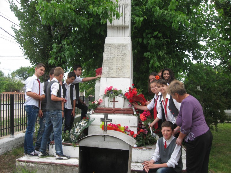 Preşcolarii şi elevii au cinstit eroii la monumentul din comună.