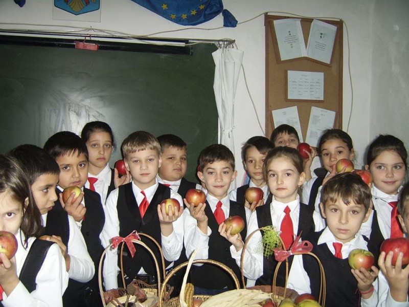 Au primit câte un măr de la doamna învățătoare.