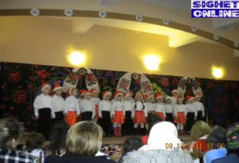 Vineri 9 decembrie 2011 la căminul cultural din Sarasău s-a desfăşurat Festivalul de colinde “Să întâmpinăm Crăciunul” ediţia I 2011-2012, în cadrul proiectului regional “Sărbători de suflet”, iniţiat de d-na prof. Lazăr Daniela de la Şcoala cu clasele I-VIII Sarasău şi d-na prof. Bodnar Mihaela de la Grădiniţa cu P.P. nr. 12 Sighetu-Marmaţiei .