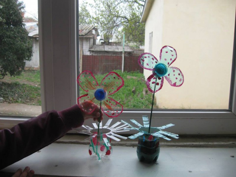 Elevii clasei a III-a au realiza flori si vaze de flori din sticle de plastic