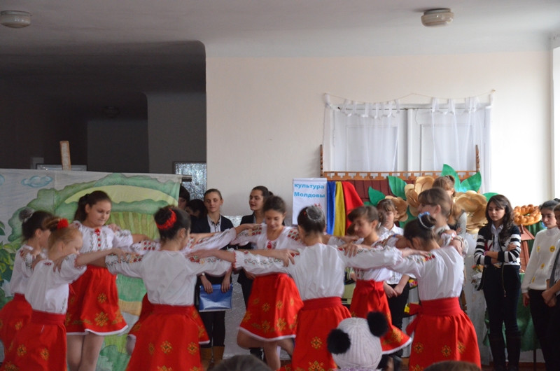 "Hora frăţiei" Dansatoarele (Cercul etnofolcloric) din instituţie
