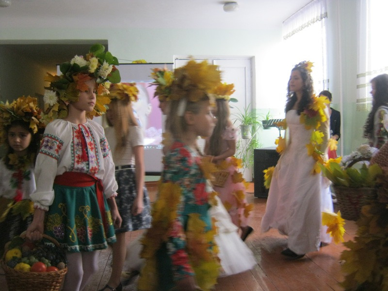 Concursul Crăiţelor Prezentarea numerelor artistice