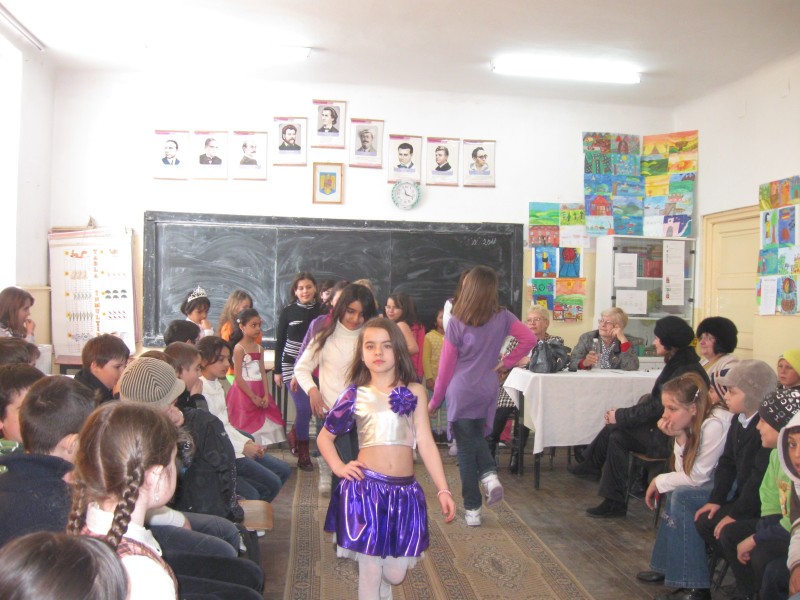 Consiliul elevilor de la Scoala cu cls. I-VIII SLOBOZIA a organizat activitatea ,, Miss Primavara 2011" . Au participat de la cls. I-IV un numar de 17 concurente si 9 de la cls. V-VIII .