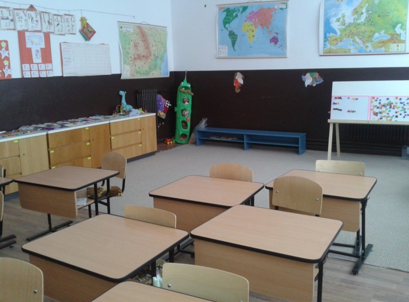 Imagini din sala de clasa unde își desfășoară activitatea clasa pregătitoare.