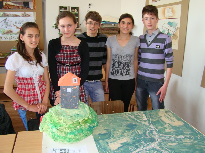 Elevii participanti la proiect in fata machetei realizate pentru intalnirea din acest an