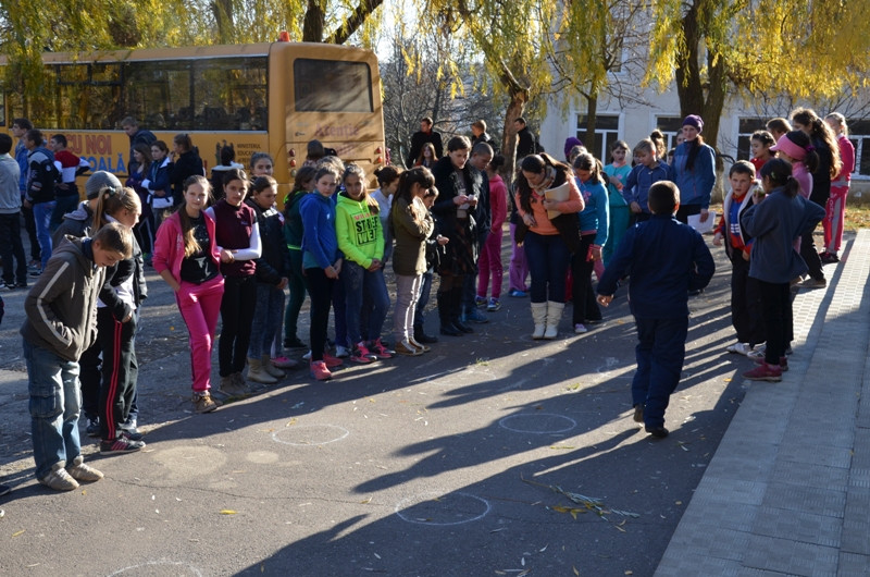 Exerciţii de înviorare Elevii claselor gimnaziale, estafete sportive