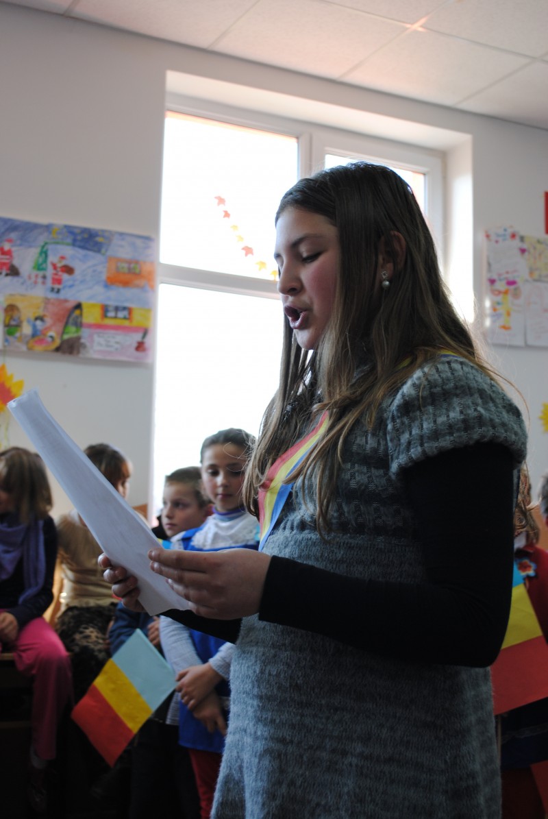 Cu ocazia zilei de 1 decembrie colectivul de profesori a organizat acţiuni premergătoare acestui eveniment.
Elevii clasei a II a şi a VI a au  prezentat un recital de cântece şi poezii patriotice, la care au participat toţi elevii şcolii.  

