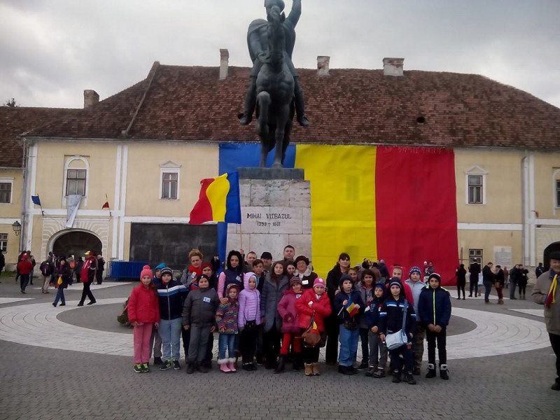 Cu ocazia zilei naţionale elevii noştri au participat şi ei la manifestările prilejuite de această sărbătoare desfăşurate în oraşul Alba Iulia