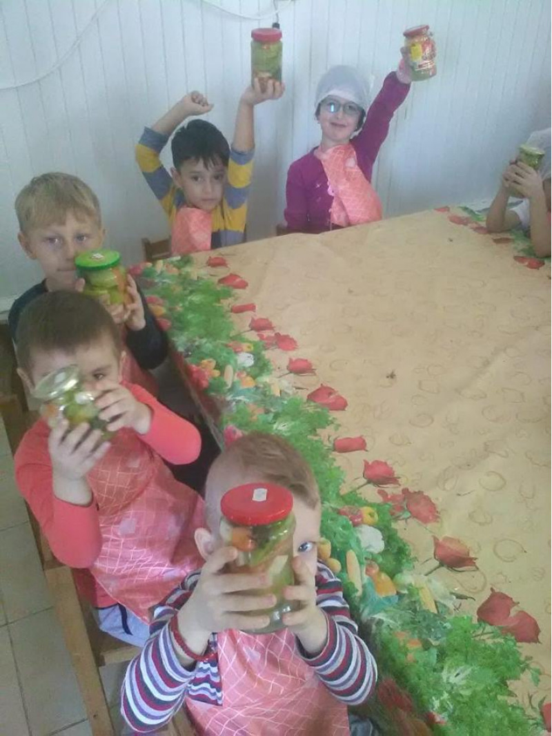 După observarea și degustarea unor legume de toamnă, copiii au primit informații despre cum putem să avem parte de vitaminele conținute de acestea și în anotimpul rece, și anume prin murarea lor.