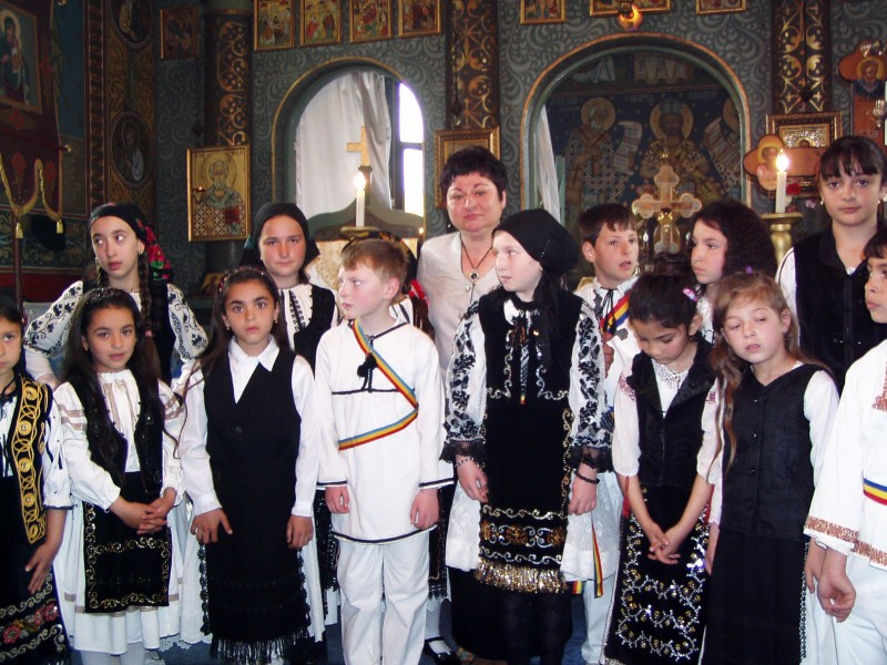 Serbare de Crăciun – cls I-IV de la Școala Generală Adămuș   organizată la Biserica Ortodoxă din sat.     Învățătoare: SIMIONESCU ANA                                                   