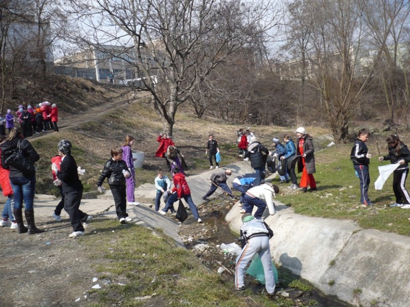 Ziua Mondială a Apei este sarbatorită în data de 22 martie. Cu acest prilej peste 100 de elevi de la Şcoala ‘’Nicolae Iorga’’ Bacău  au organizat o campanie de curaţare si ecologizare  a izvorului din partea de sud a orasului. 