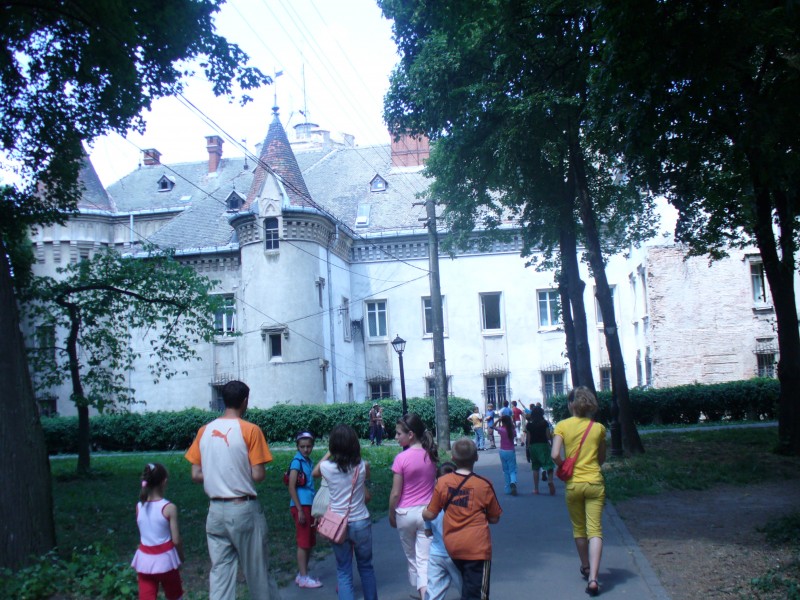 Grupul mergand spre castel