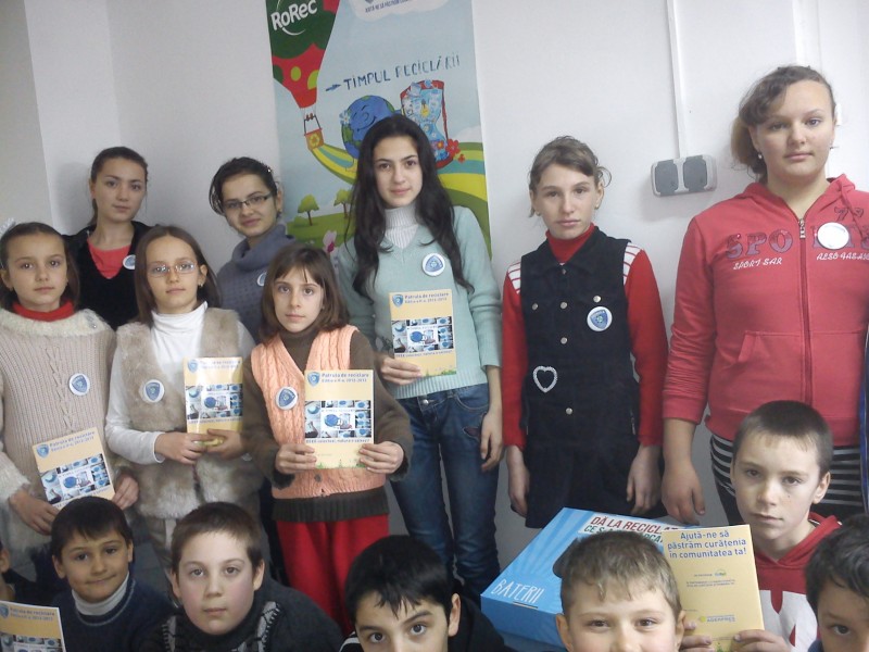 Echipajul scolii care participa la proiectul,, Patrula de reciclare'' , cu scopul colectarii deseurilor electrice si electronice
